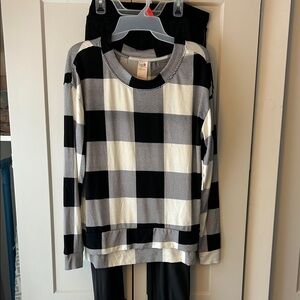 Secret Treasures Black and White  Lounge/ Sleep